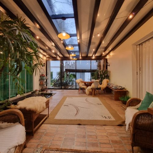 Detalhe de vidro em cobertura com estrutura em alumínio e telha termoacústica