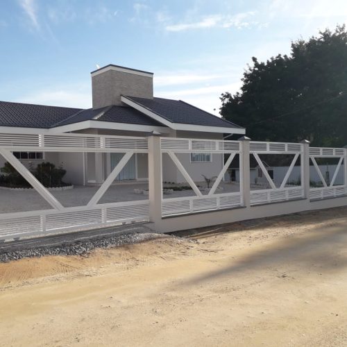 Fachada Portão cercas alumínio e vidro