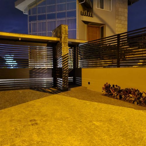 Fachada portões cercas alumínio gradeado