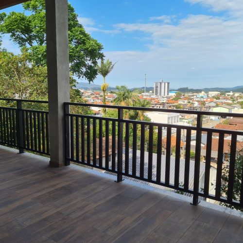 Guarda-corpo sacada em alumínio gradeado