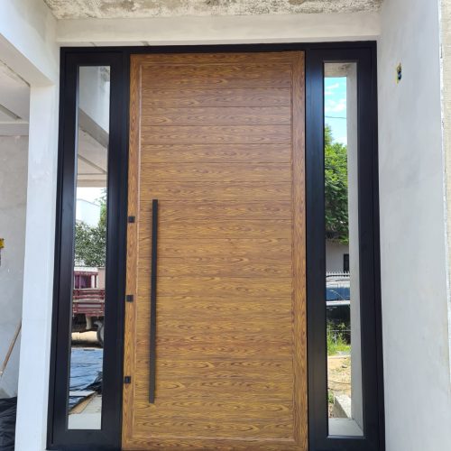 Porta de Hall em alumínio com pintura amadeirada