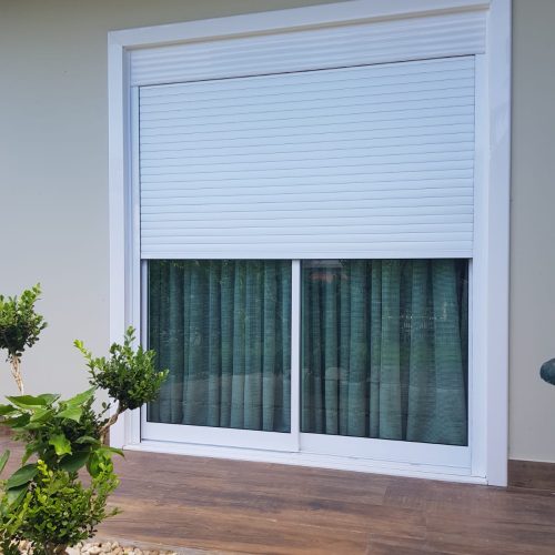 Porta de correr com persiana integrada motorizada