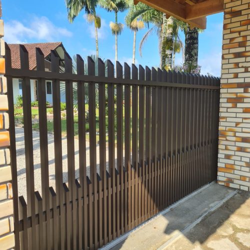 Portão de correr gradeado