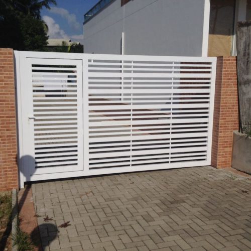 Portão pivotante gradeado